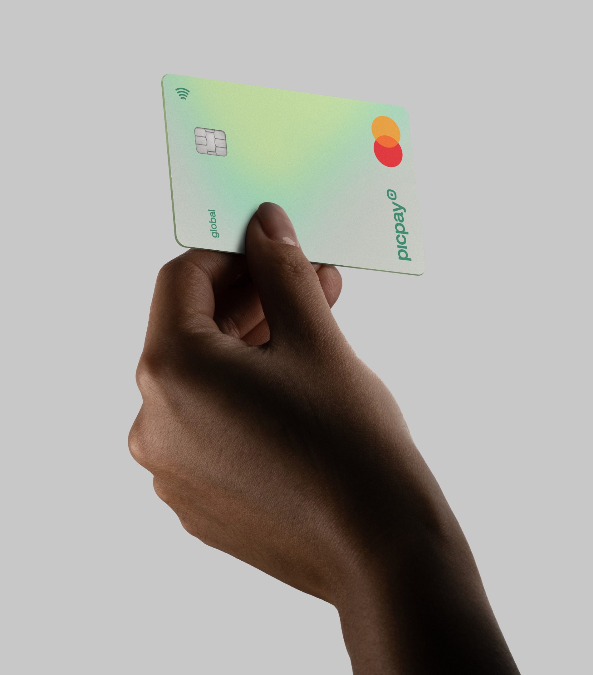 Mão segurando o cartão de crédito Picpay Global