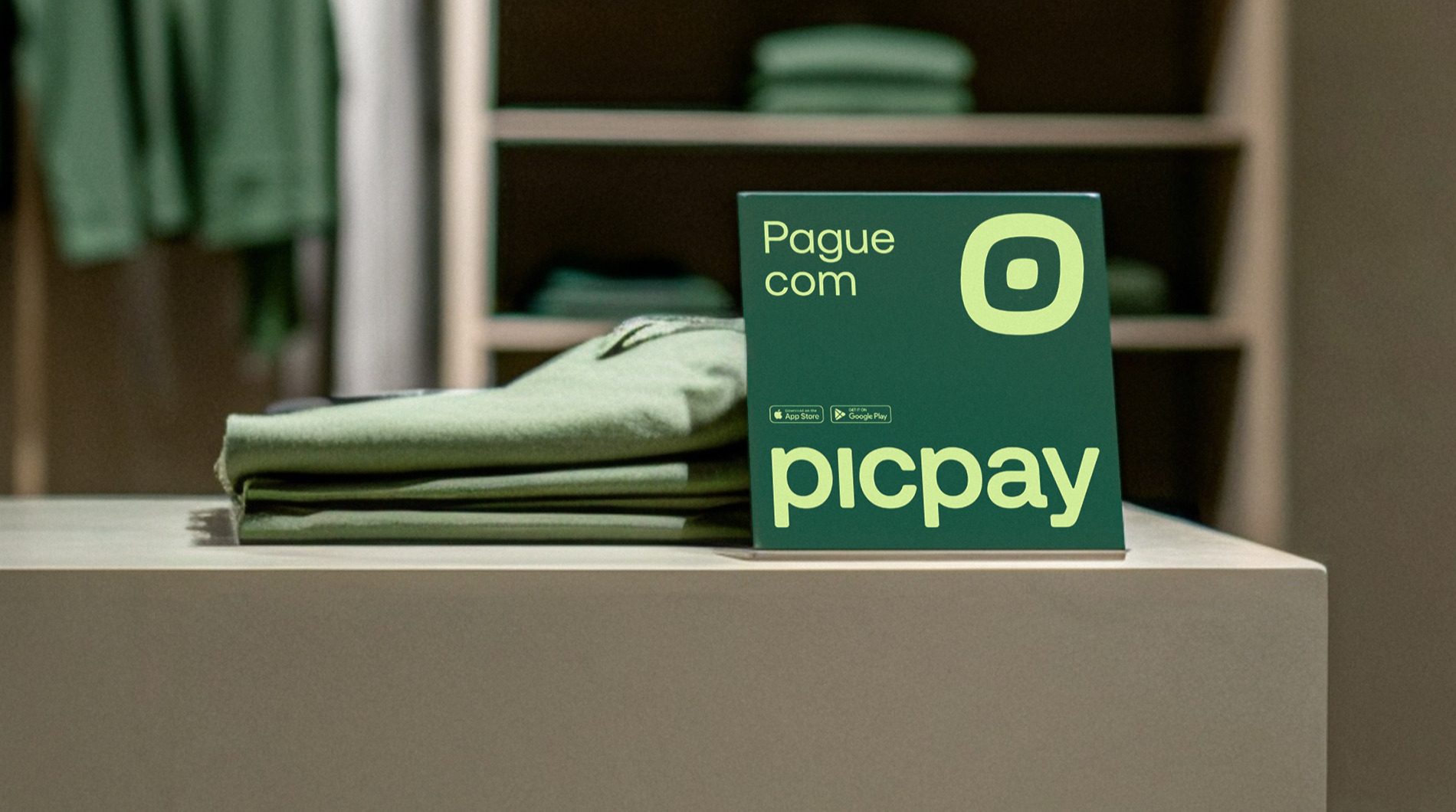 Display de balcão com a frase Pague com Picpay