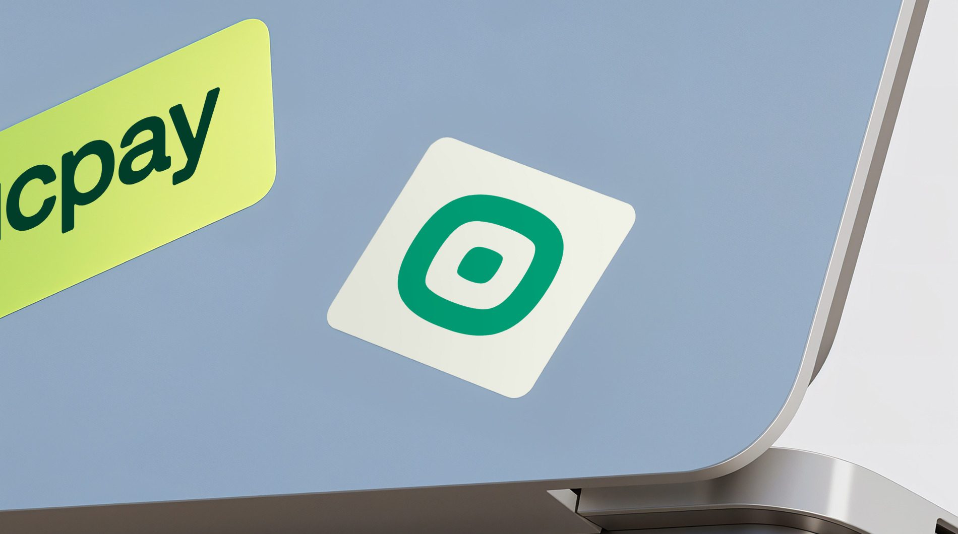 Adesivos Picpay na tampa de um notebook