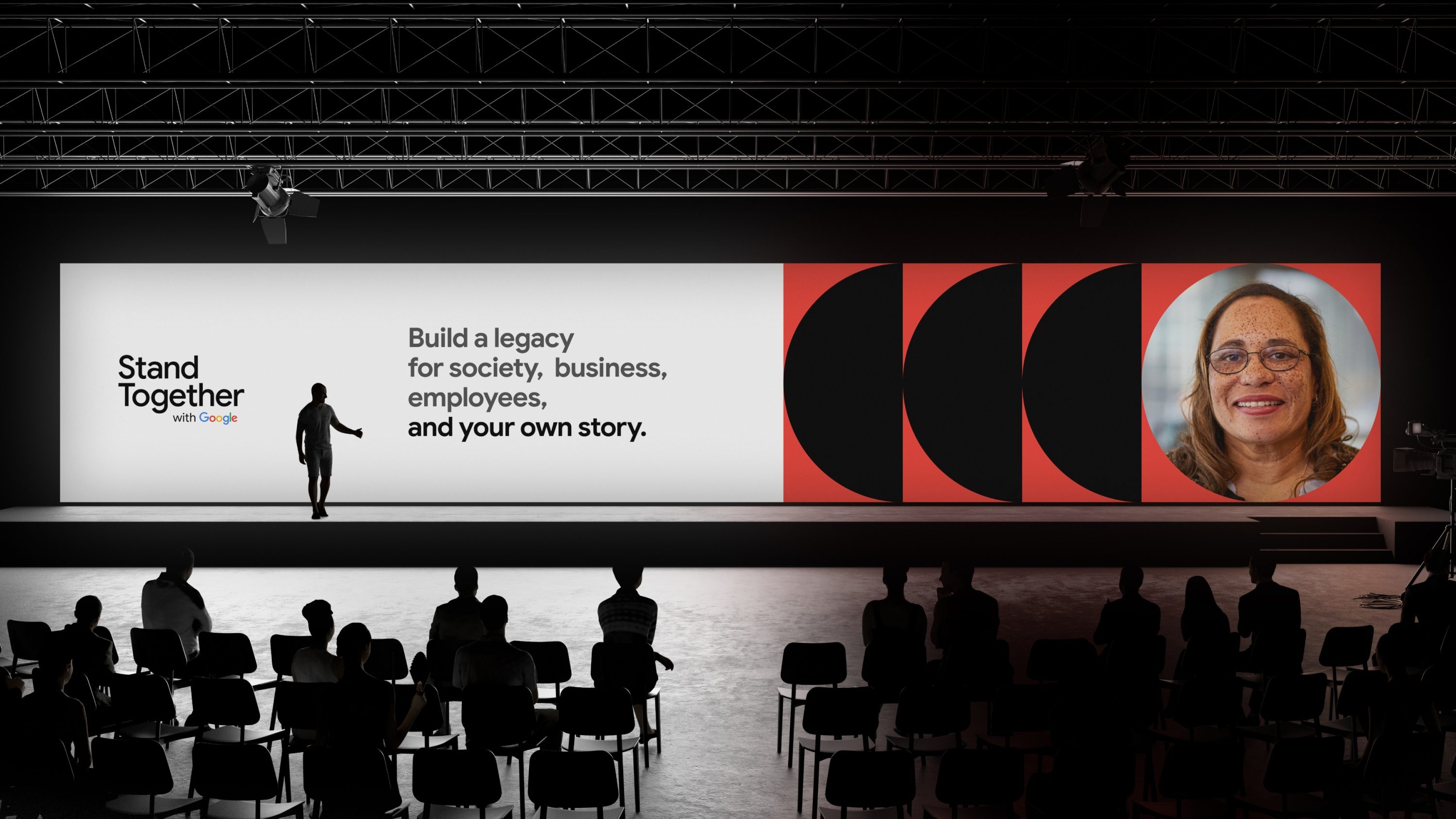 Palco com telão Stand Together, a frase Build a legacy, meias-luas pretas sobre vermelho e um retrato em círculo, diante da plateia