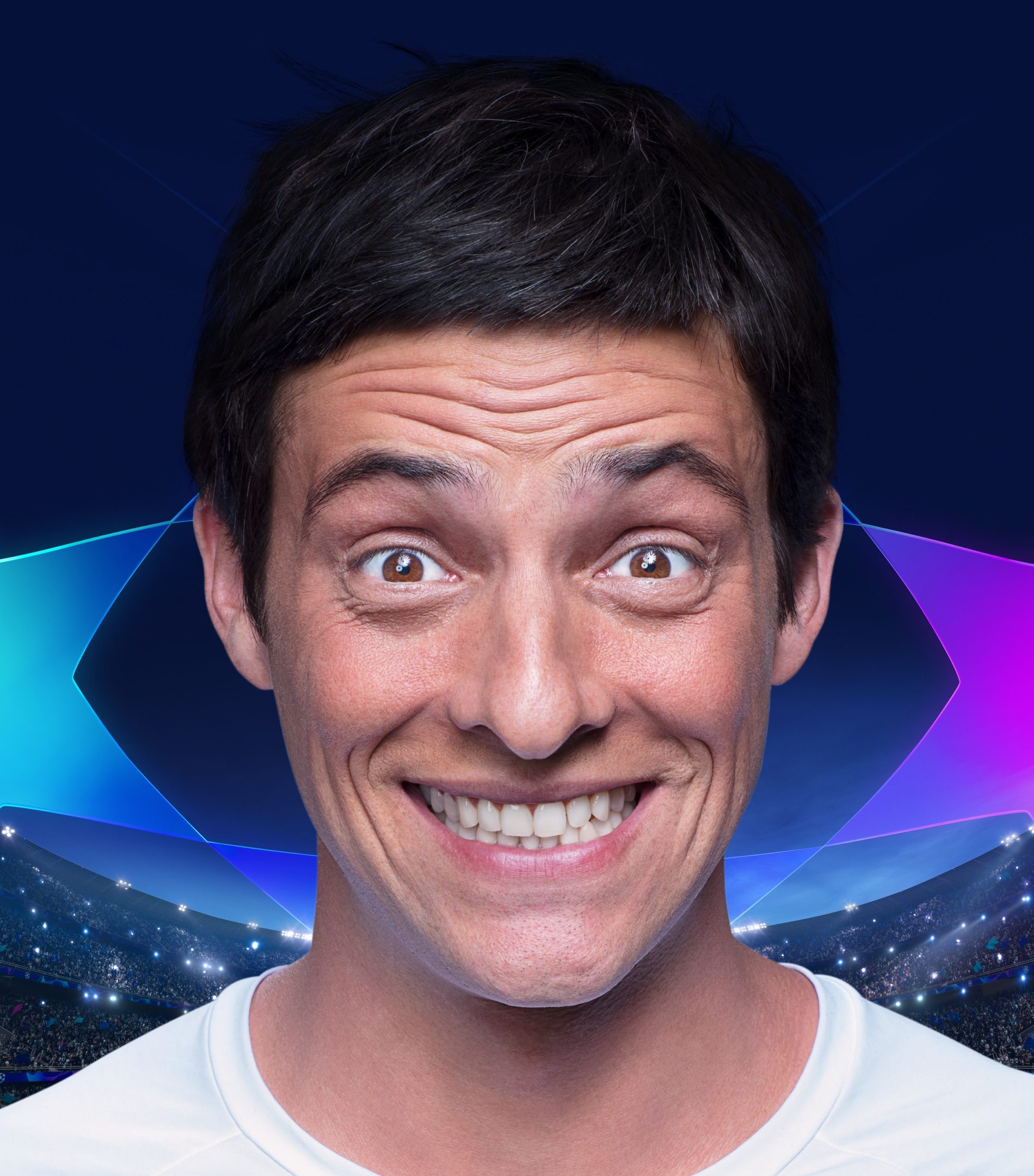 Torcedor sorrindo de olhos arregalados diante do cenário da Champions League