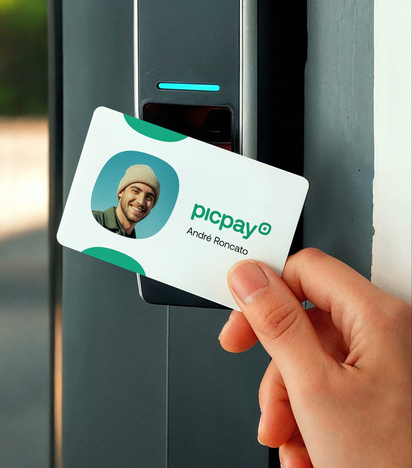 Crachá Picpay encostado no leitor da catraca