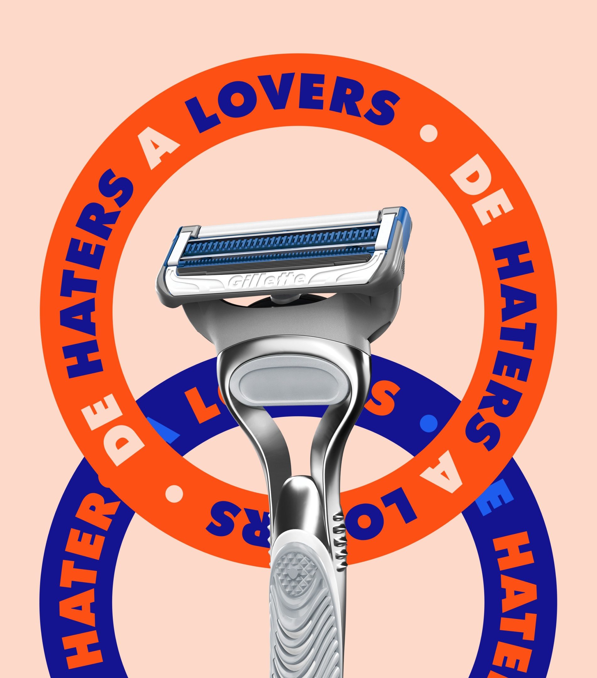Aparelho Skinguard diante de dois anéis escritos De haters a lovers, em laranja e azul