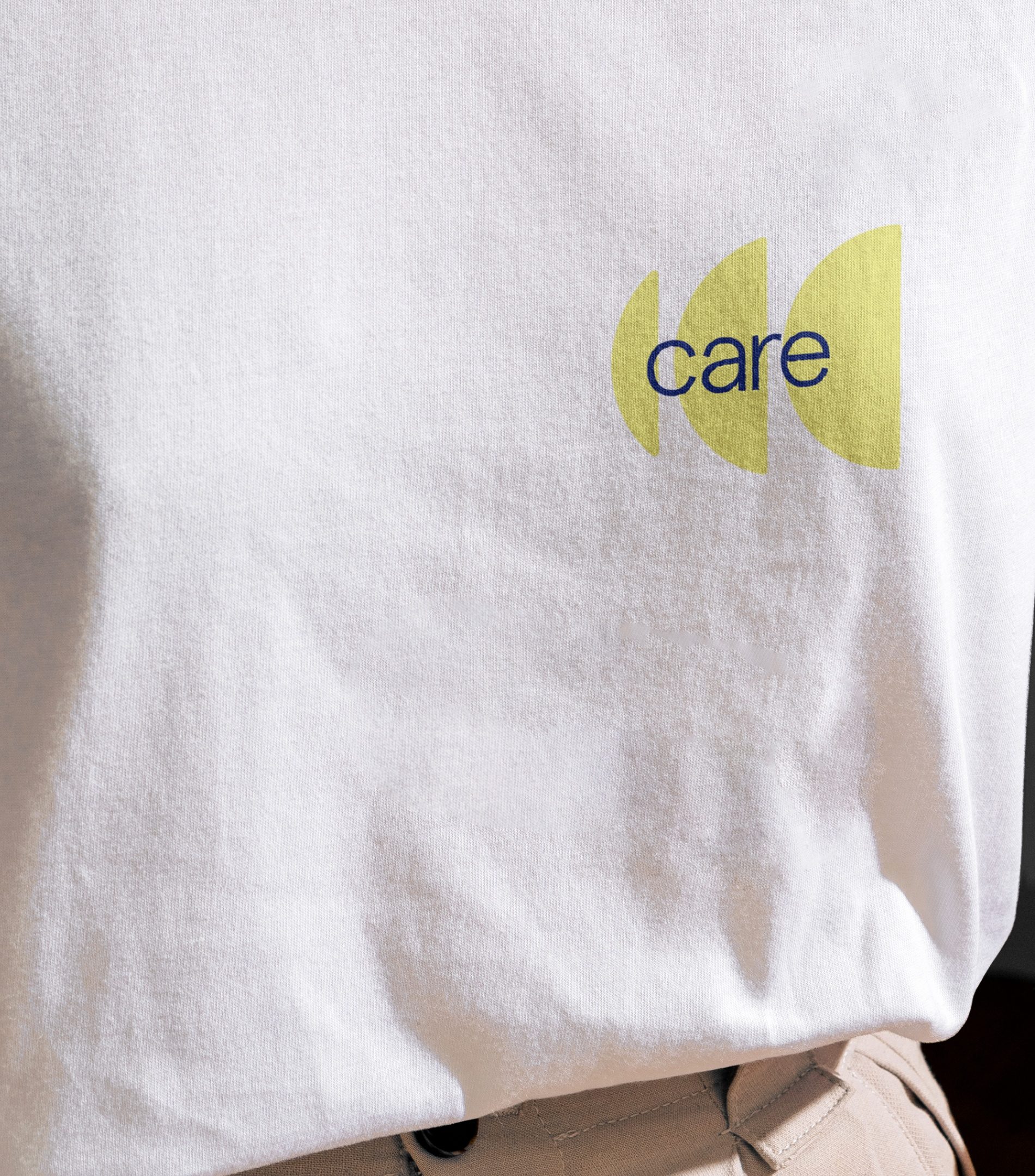 Camiseta branca com o logo do Care no peito