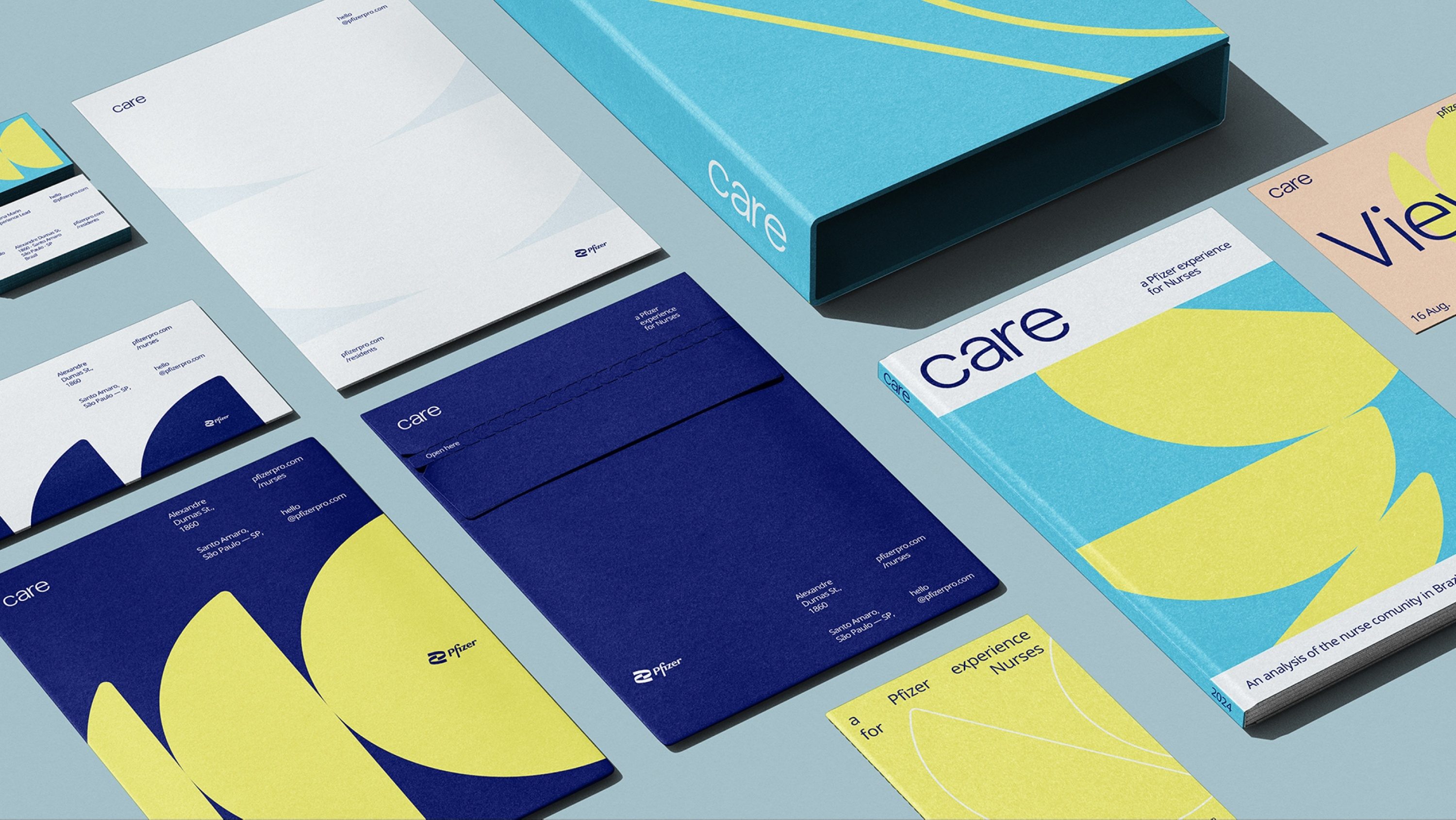 Papelaria do Care: envelopes azul escuro com as meias-luas amarelas, papel timbrado e a revista em azul claro