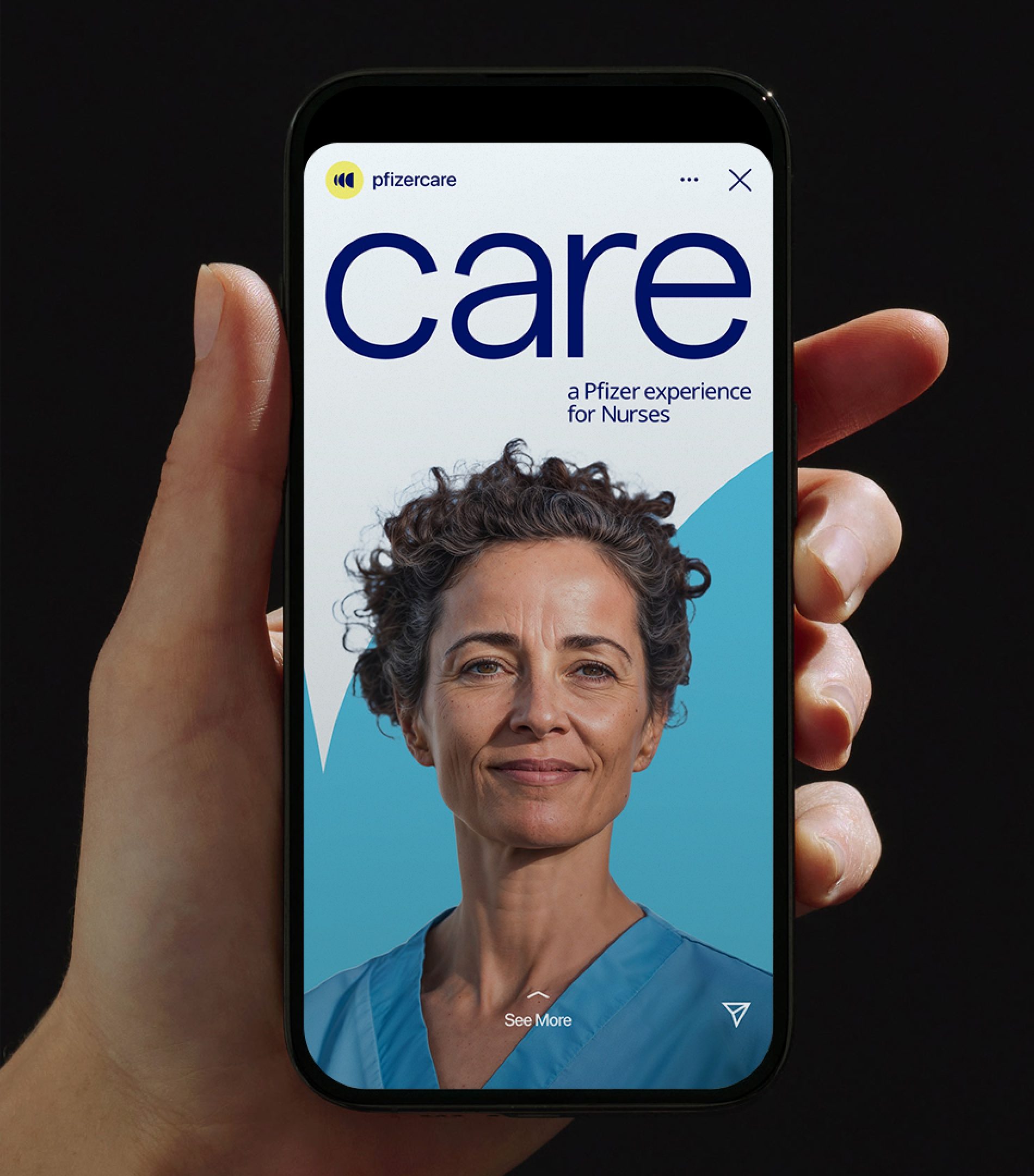 Mão segurando um celular com a abertura do Care e o retrato de uma enfermeira