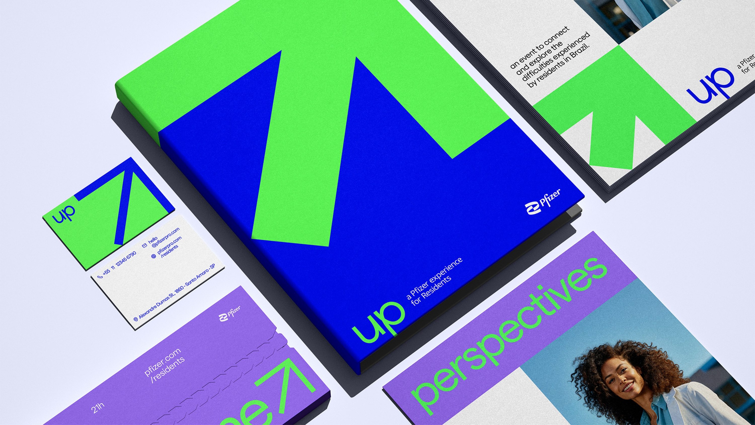 Papelaria do Up: caderno azul com a seta verde, cartões, convite e a revista perspectives
