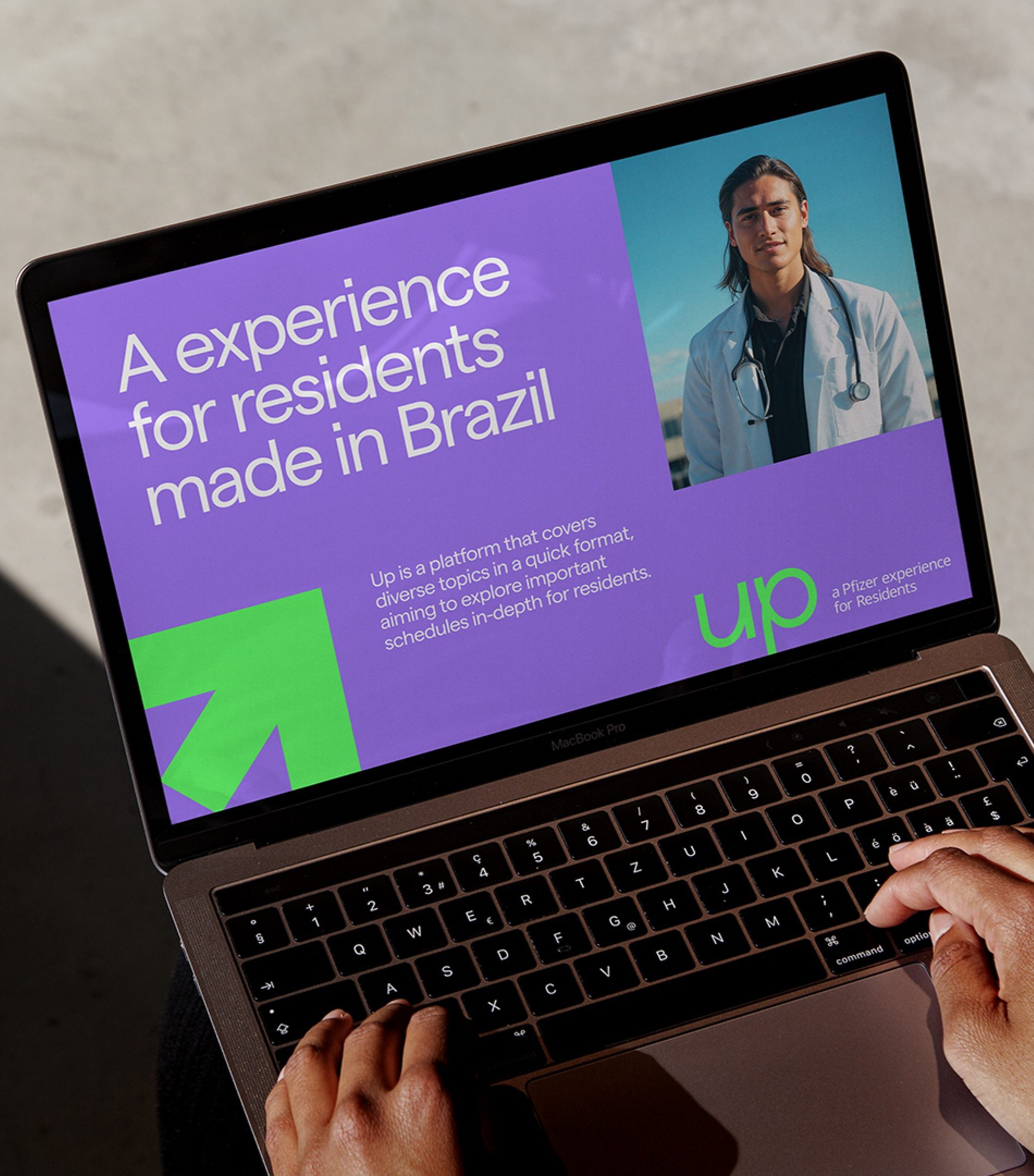 Notebook com a página A experience for residents made in Brazil, em roxo e verde
